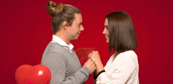 Casal Feliz Dia Dos Namorados Sobre Fundo Vermelho — Fotografia de Stock