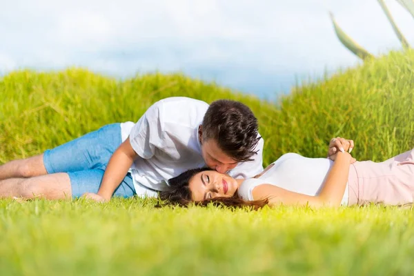 Young Couple Outdoors — Stock Photo, Image