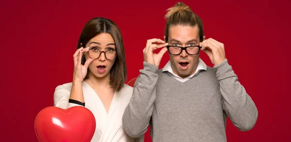 Couple Valentine Day Glasses Surprised Red Background — Stock Photo, Image