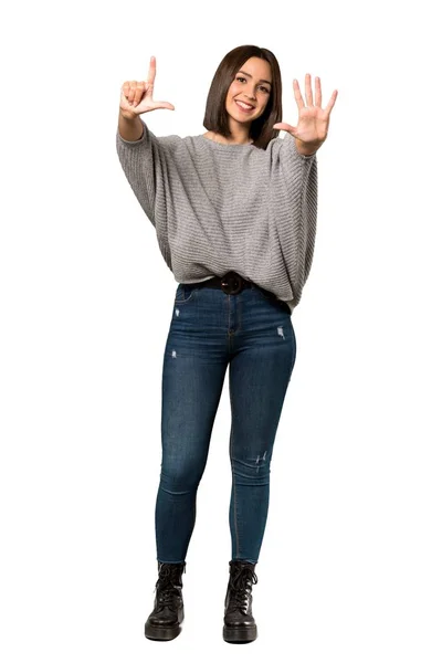分離の白い背景の上の指 を数える若い女性のフルレングス ショット — ストック写真