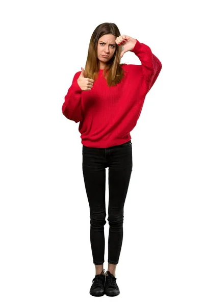 良い悪いサインを作る赤いセーターを持つ若い女性のフルレングスのショット はい以上ない分離ホワイト バック グラウンド未定 — ストック写真