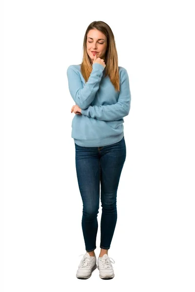 Corpo Inteiro Mulher Loira Com Camisa Azul Olhando Para Baixo — Fotografia de Stock