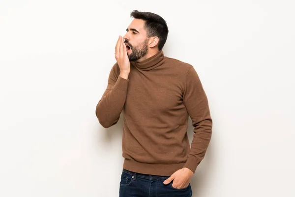 Schöner Mann Über Weiße Wand Gähnt Und Weit Geöffneten Mund — Stockfoto