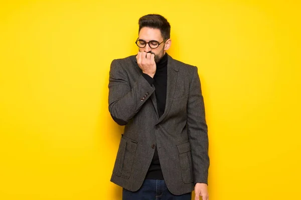 Hombre Guapo Con Gafas Que Tiene Dudas — Foto de Stock