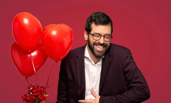 Hombre San Valentín Sonriendo Mucho Mientras Pone Las Manos Pecho —  Fotos de Stock