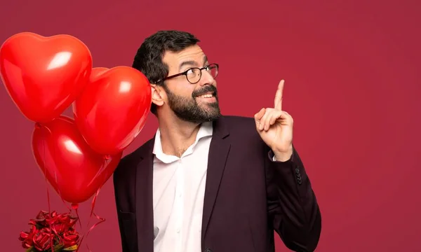 Mann Valentinstag Zeigt Mit Dem Zeigefinger Auf Roten Hintergrund — Stockfoto