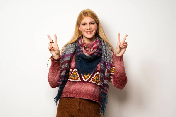 Hippie Femme Sur Mur Blanc Souriant Montrant Signe Victoire Avec — Photo