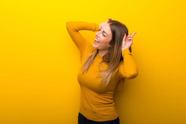 Junge Frau Auf Gelbem Hintergrund Macht Lustige Und Verrückte Gesichtsbewegungen — Stockfoto