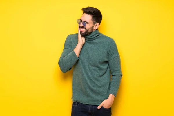 Schöner Mann Mit Sonnenbrille Und Zahnschmerzen — Stockfoto