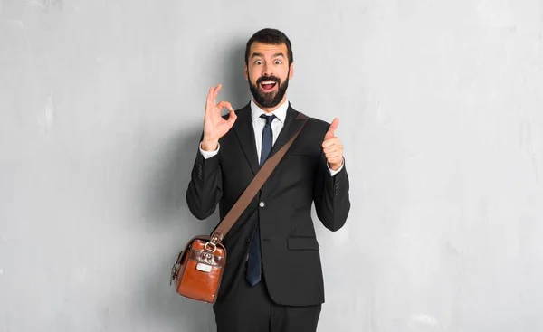 Empresario Con Barba Mostrando Signo Aceptable Con Dando Gesto Pulgar — Foto de Stock