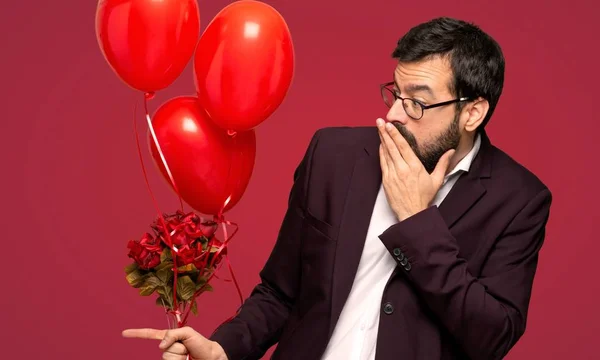 Man Valentine Dag Wijzende Vinger Naar Kant Met Een Verbaasd — Stockfoto