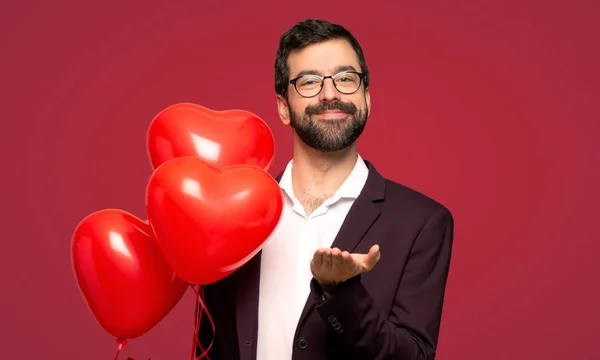 Mann Valentinstag Hält Kopierraum Imaginär Auf Die Handfläche Eine Anzeige — Stockfoto