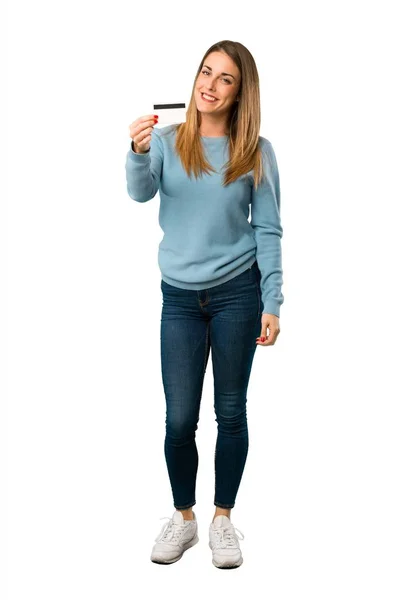 全身金发碧眼的女人与蓝色衬衫拿着信用卡在白色背景 — 图库照片