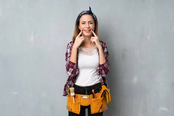 Artesãos Eletricista Mulher Sorrindo Com Uma Expressão Feliz Agradável — Fotografia de Stock