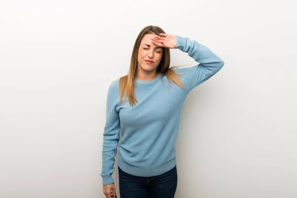 Donna Bionda Sfondo Bianco Isolato Con Espressione Stanca Malata — Foto Stock