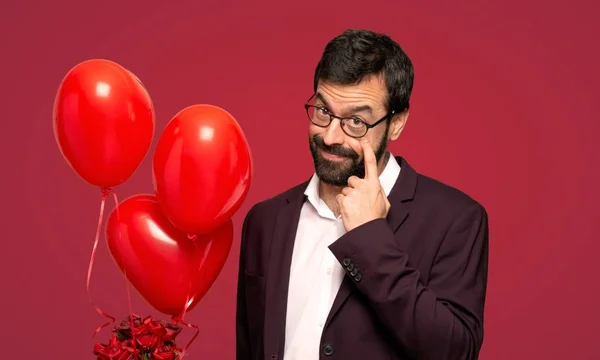 Hombre Día San Valentín Mirando Frente Sobre Fondo Rojo —  Fotos de Stock