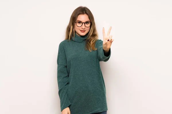 Ragazza Adolescente Sul Muro Bianco Sorridente Mostrando Segno Vittoria — Foto Stock