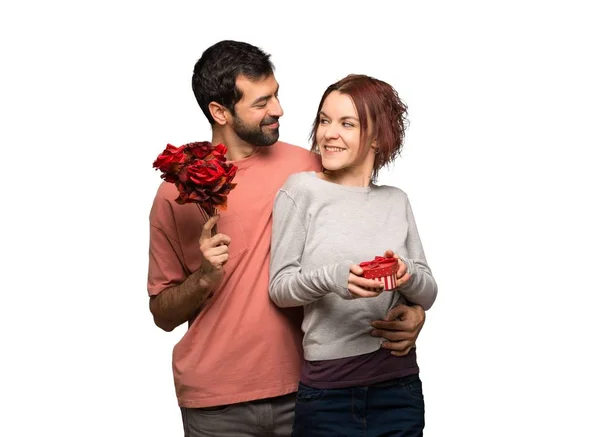 Ζευγάρι Στην Ημέρα Του Αγίου Βαλεντίνου Λουλούδια Και Δώρα Απομονωμένες — Φωτογραφία Αρχείου