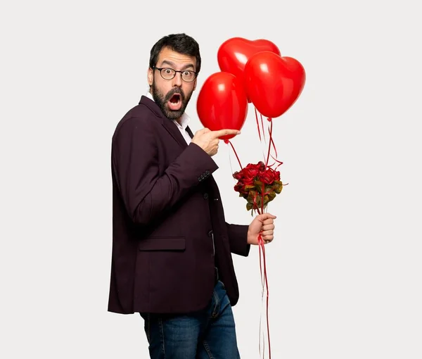 Hombre Día San Valentín Sorprendido Señalando Lado Sobre Fondo Gris —  Fotos de Stock