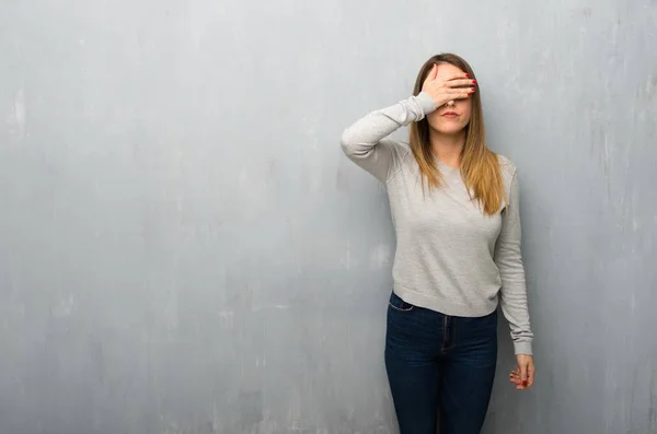 Young Woman Textured Wall Covering Eyes Hands Want See Something — Stock Photo, Image