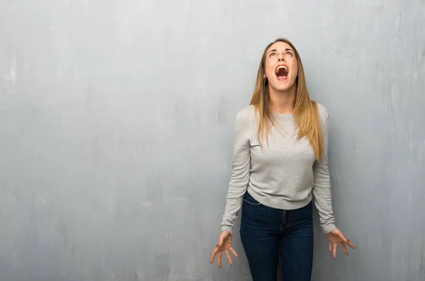 Νεαρή Γυναίκα Υφή Τοίχο Φωνάζοντας Προς Εμπρός Στόμα Ορθάνοιχτο — Φωτογραφία Αρχείου
