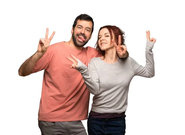 Pareja Día San Valentín Sonriendo Mostrando Signo Victoria Sobre Fondo —  Fotos de Stock