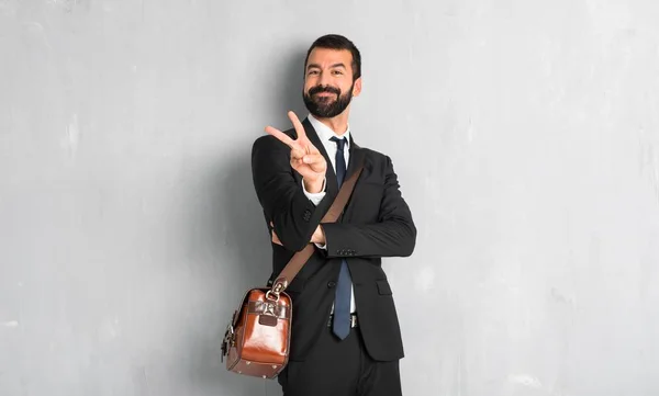 Empresario Con Barba Sonriendo Mostrando Señal Victoria — Foto de Stock