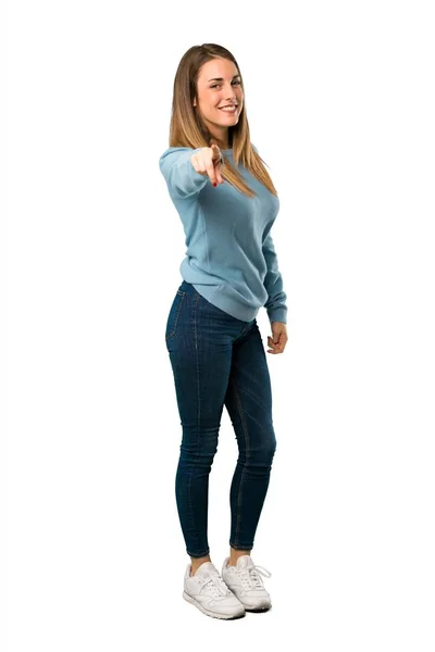 Volledige Lichaam Van Blonde Vrouw Met Blauwe Shirt Punten Vinger — Stockfoto