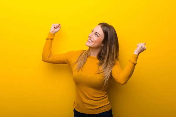 Mujer Joven Sobre Fondo Amarillo Celebrando Una Victoria Posición Ganadora —  Fotos de Stock