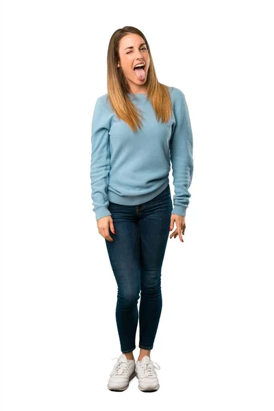 Corpo Inteiro Mulher Loira Com Camisa Azul Mostrando Língua Câmera — Fotografia de Stock