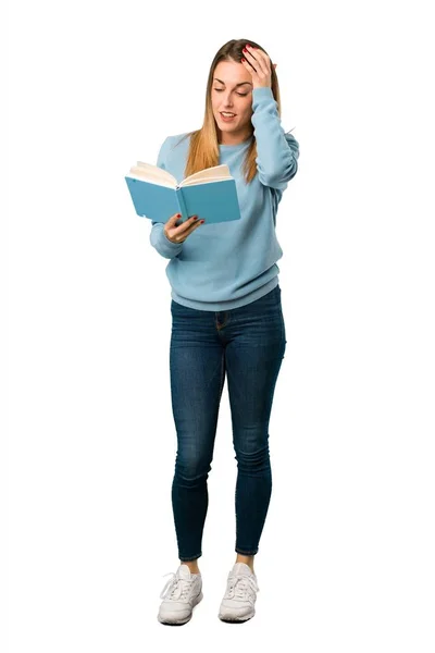 Celotělový Blond Ženy Modrou Košili Překvapen Při Čtení Knihy Bílém — Stock fotografie