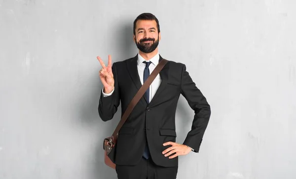 Empresário Com Barba Feliz Contando Dois Com Dedos — Fotografia de Stock