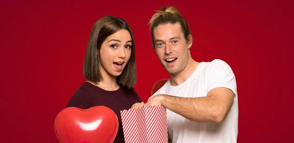 Couple Valentine Day Eating Popcorns Red Background — Stock Photo, Image
