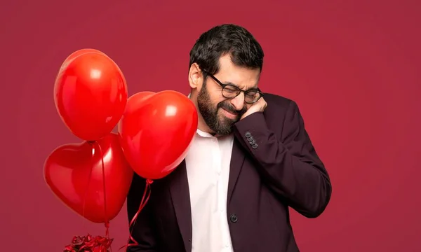 Hombre San Valentín Cubriendo Las Orejas Con Las Manos Expresión —  Fotos de Stock