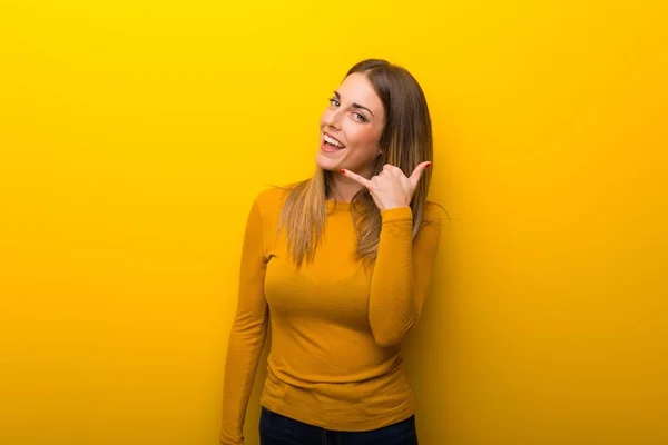 Jovem Mulher Fundo Amarelo Fazendo Gesto Telefone Chama Volta Sinal — Fotografia de Stock