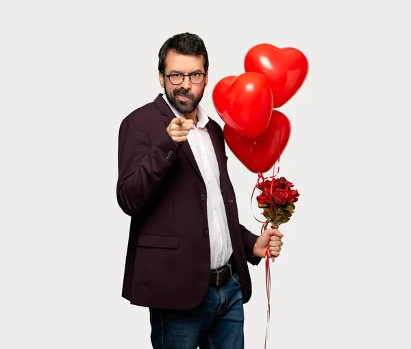 Mann Valentinstag Frustriert Über Eine Schlimme Situation Und Zeigt Nach — Stockfoto