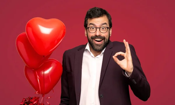 Hombre Día San Valentín Mostrando Signo Con Dando Gesto Hacia — Foto de Stock