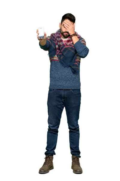 Полнометражный Снимок Человека Хиппи Проблемным Смартфоном Изолированном Белом Фоне — стоковое фото