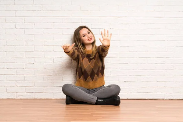 Tiener Meisje Zittend Vloer Tellen Zes Met Vingers — Stockfoto