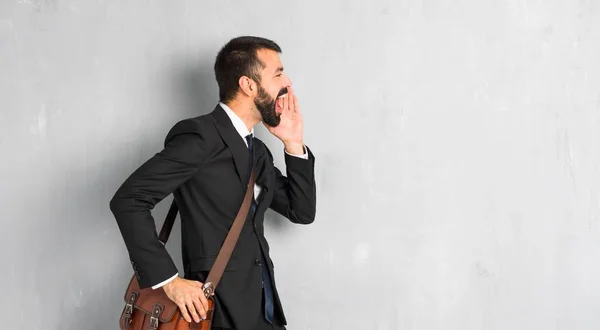 Empresário Com Barba Gritando Com Boca Bem Aberta Para Lateral — Fotografia de Stock