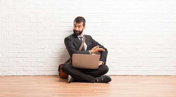 Zakenman Met Zijn Laptop Zittend Vloer Terug Aan Wijzen Presentatie — Stockfoto