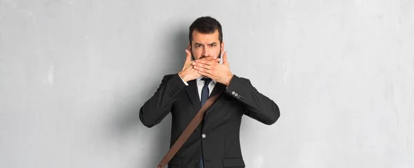 Biznesmen Brodą Obejmujące Usta Rękami Coś Niewłaściwego — Zdjęcie stockowe