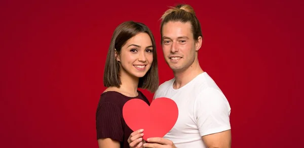 Couple Dans Saint Valentin Tenant Symbole Coeur Sur Fond Rouge — Photo