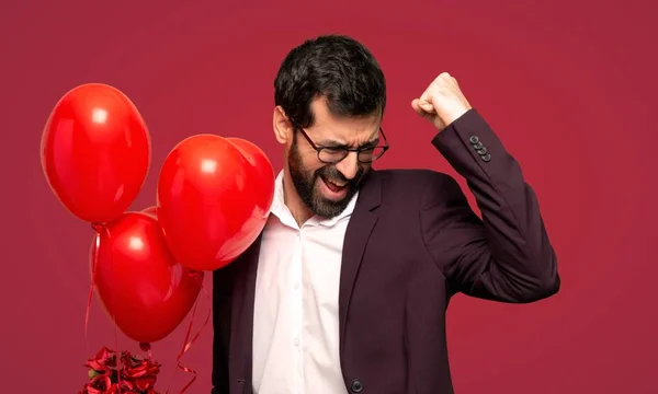 Homem Dia Dos Namorados Comemorando Uma Vitória Sobre Fundo Vermelho — Fotografia de Stock