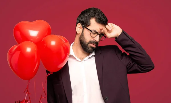 Hombre San Valentín Con Expresión Cansada Enferma Sobre Fondo Rojo —  Fotos de Stock