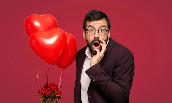 Hombre Día San Valentín Sorprendido Sorprendido Mientras Mira Derecha Sobre —  Fotos de Stock