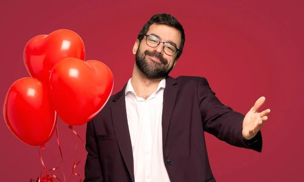 Mann Valentinstag Präsentiert Und Lädt Ein Mit Hand Über Rotem — Stockfoto