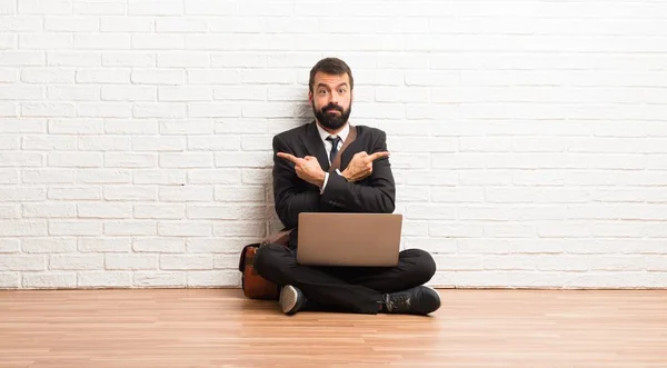 Zakenman Met Zijn Laptop Zittend Vloer Naar Laterals Twijfels — Stockfoto