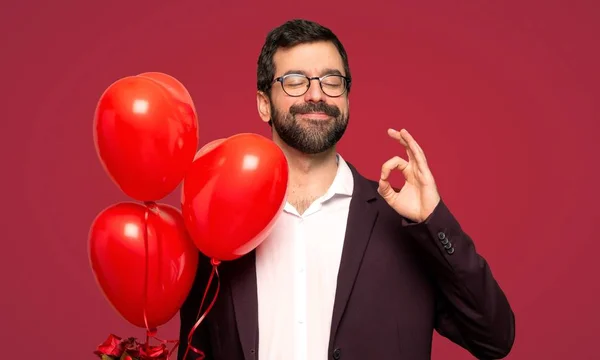 Hombre Día San Valentín Zen Pose Sobre Fondo Rojo —  Fotos de Stock