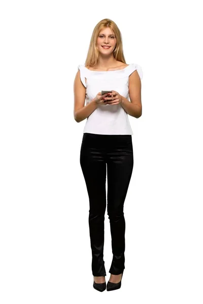 Jeune Femme Blonde Envoyer Message Avec Mobile Sur Fond Blanc — Photo
